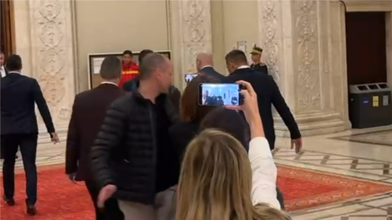 Jurnaliștii care încercau să discute cu premierul Bolojan, împinși de un angajat al Guvernului. „Regretăm excesul de zel”, spune Executivul