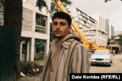 „მე მყავს რეპეტიტორები… ყველაფერი სკოლის გრაფიკზე მქონდა აწყობილი, ცნობა მეორე ცვლაში და სხვა სკოლაში გადასვლის შესახებ ჩემთვის კატასტროფა იყო....“ - გიორგი ტომარაძე