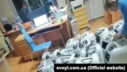 Кисневі концентратори в головному офісі неурядової організації «Свої», яка безкоштовно постачає кисень хворим на COVID-19, які лікуються вдома, у Києві та околицях