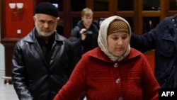 Güman edilýäniň ejesi Odinakhon Jalilowa “men bu işi onuň edendigine ynanmaýaryn” diýdi.