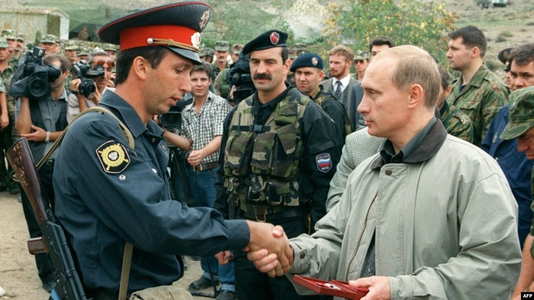 Путін нагороджує дагестанського військового на російській базі у Дагестані. 27 серпня 1999 року