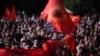 Qytetarë me flamuj të UÇK-së duke pritur shpalljen e aktgjykimit ndaj katërshes së UÇK-së. Prishtinë, 16 shtator 2026.