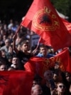 Qytetarë me flamuj të UÇK-së duke pritur shpalljen e aktgjykimit ndaj katërshes së UÇK-së. Prishtinë, 16 shtator 2026.