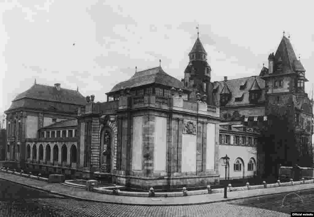 Muzeul Liebieghaus cu noua aripă a galeriei, cca 1910 (Institut für Stadtgeschichte, Frankfurt am Main).