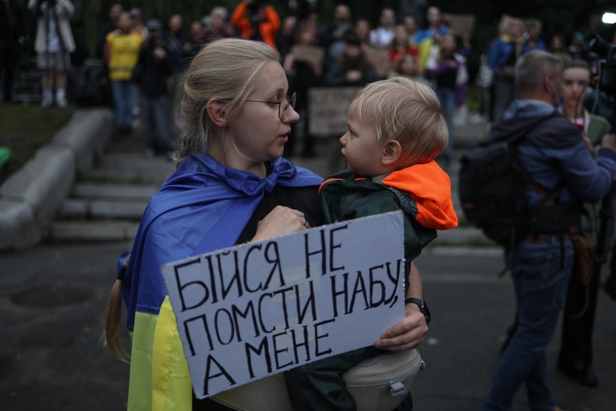«Народжені бути вільними»: акція протесту в Києві перед голосуванням у Раді щодо НАБУ і САП