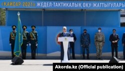 Қазақстан президенті Қасым-Жомарт Тоқаев әскери оқу-жаттығу жиынында сөз сөйлеп тұр. 22 тамыз 2021 жыл.