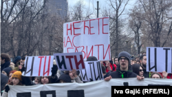 Transparenti na protestu zbog povređivanja studentkinje tokom blokade u centru Beograda, 16. januar 2025.