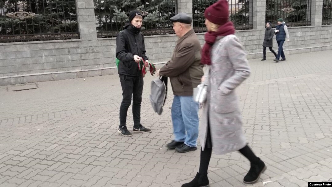 Татарстан байрагы төсләрендә тасмалар тарату