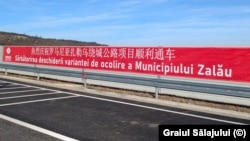 Inaugurarea șoselei de centură a orașului Zalău, din 17 decembrie 2025, a fost anunțată cu un banner scris atât în limba română, cât și în limba chineză.