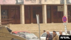 Zgrada pozorišta u Prištini, snimio Gezim Baxhaku