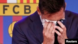 Lionel Messi, plângând, la conferința de presă în care a anunțat despărțirea oficială de FC Barcelona