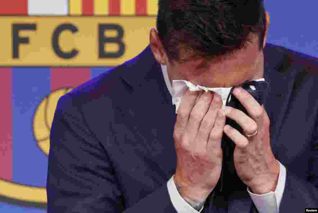 Футболіст Ліонель Мессі під час своєї прес-конференції у Барселоні розплакався. Барселона, 8 серпня 2021 року