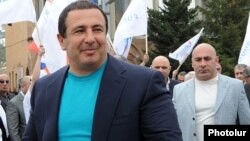 Armenia - Businessman Gagik Tsarukian and his chief bodyguard Eduard Babayan (R) at an election campaign rally in Hrazdan, 11 April 2012.