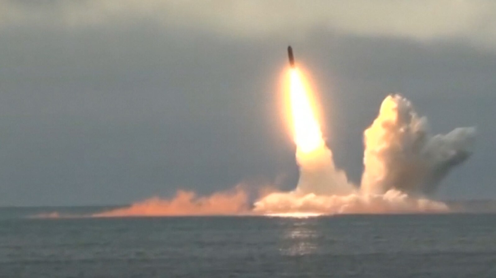 Două rachete rusești intercontinentale lansate de pe un submarina în Marea Barents