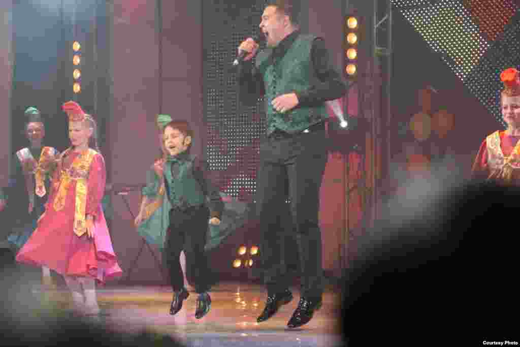 &quot;Балалы солянка&quot;да шулай ук Азат Фазлыев һәм улы Аяз да җырлады.