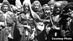 На Кавказе отношение к абрекам (людям вне закона) было всегда неоднозначно: в основном ими становились не от хорошей жизни