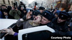 Во время задержания участников акции у Центрального банка в Москве 