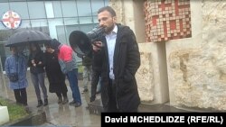 მოქალაქეთა ჯგუფმა რუსთავში პენიტენციური დაწესებულების აშენების წინააღმდეგ საპროტესტო აქცია მოაწყო იუსტიციის სახლთან