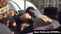 "Нұр Отан" партиясы кеңсесінің қасында полиция адамдарды ұстап жатыр. Алматы, 27 ақпан 2019 жыл.