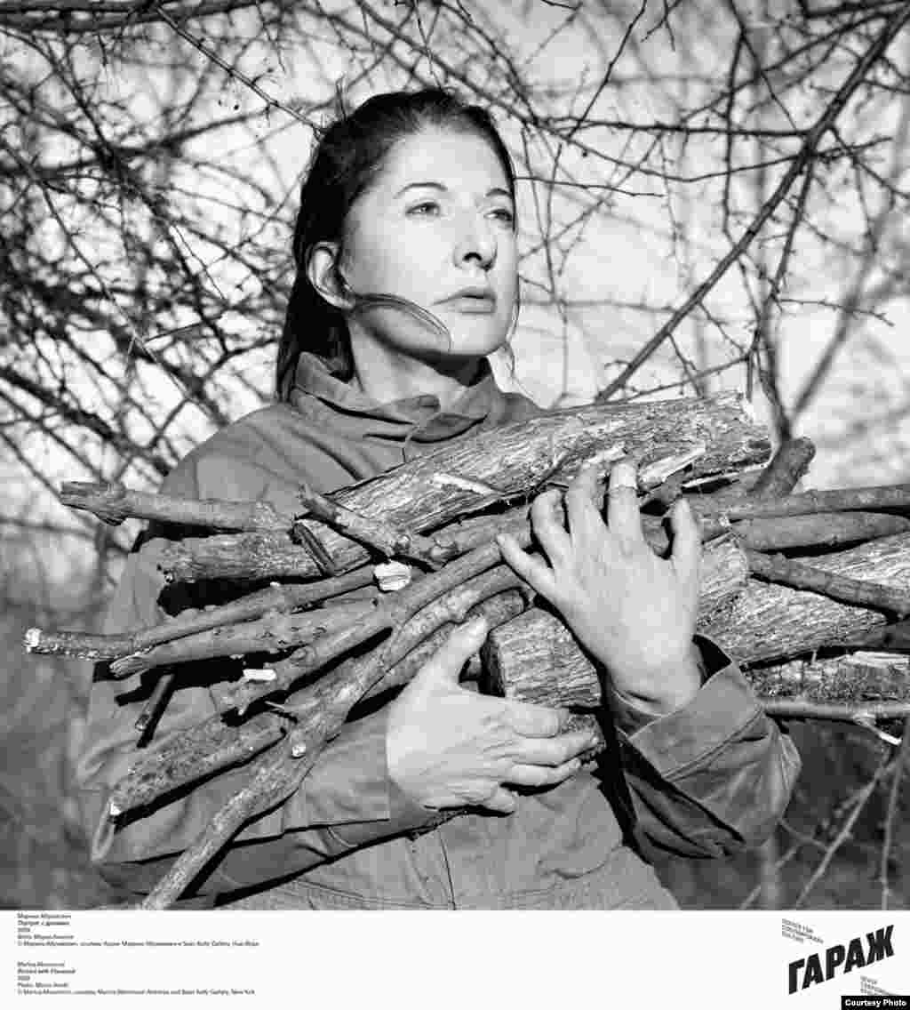 Марина Абрамович. Портрет с дровами. 2009