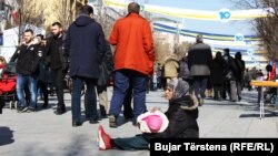 Köçede çagasy bilen dilegçilik edýän aýal