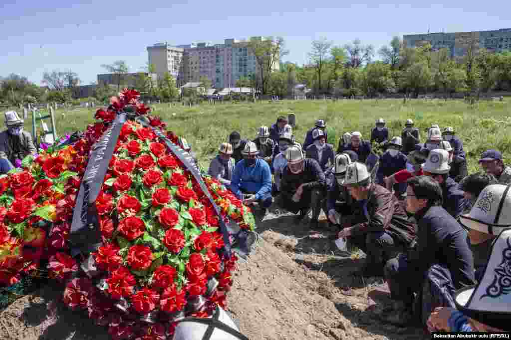 &laquo;Азаттык&raquo; радиосунун эмгек жамааты Зайырбек Ажыматовдун үй-бүлөсүнө, жакындарына терең кайгыруу менен көңүл айтып, аза кайгысын тең бөлүшөт.