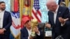 Președintele SUA, Donald Trump, ține în mână trofeul Cupei Mondiale FIFA în timp ce face un anunț privind tragerea la sorți pentru turneul Cupei Mondiale FIFA 2026.
