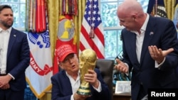 Джей Ді Венс, Дональд Трамп та Джанні Інфантіно на зустрічі в Овальному кабінеті Білого дому, Вашингтон, 22 серпня 2025 року