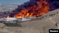 Depoja e naftës Shahran në Teheran duke u djegur.