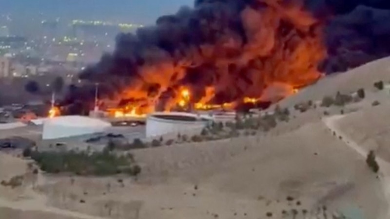 HRW: Sulmet e Izraelit ndaj depove të naftës në Iran mund të jenë krime lufte