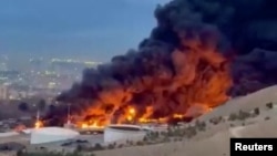 Полымя над нафтасховішчам у Тэгеране.