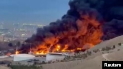 Vatra i gust dim uzdižu se iz naftnog skladišta Šahran u Teheranu.