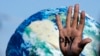 Na ruci koja poziva na reparaciju za gubitak i štetu na COP27 klimatskom samitu UN-a piše "plati", 18. novembra 2022., u Šarm el Šeiku, Egipat. 