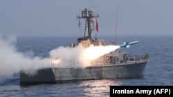 Një luftanije iraniane lëshon një raektë gjatë stërvitjeve ushtarake në Gjirin e Omanit në janar të vitit 2021. 