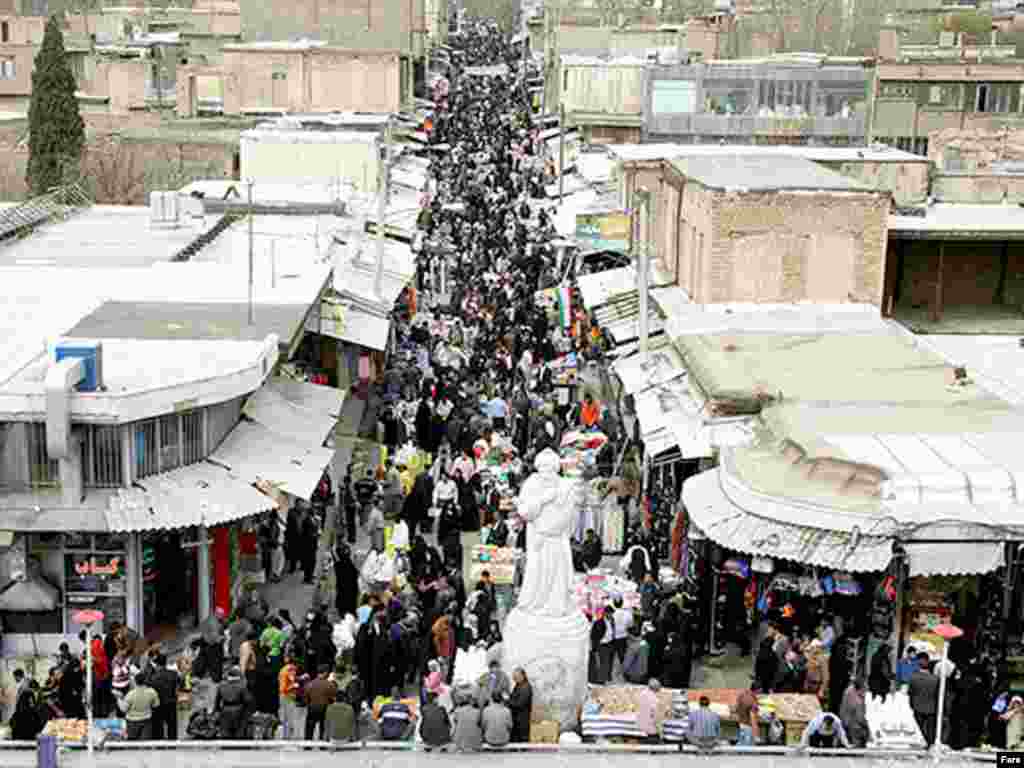 The market in Khoramabad fills with shoppers preparing for the two-week Norouz holiday - Noruz08