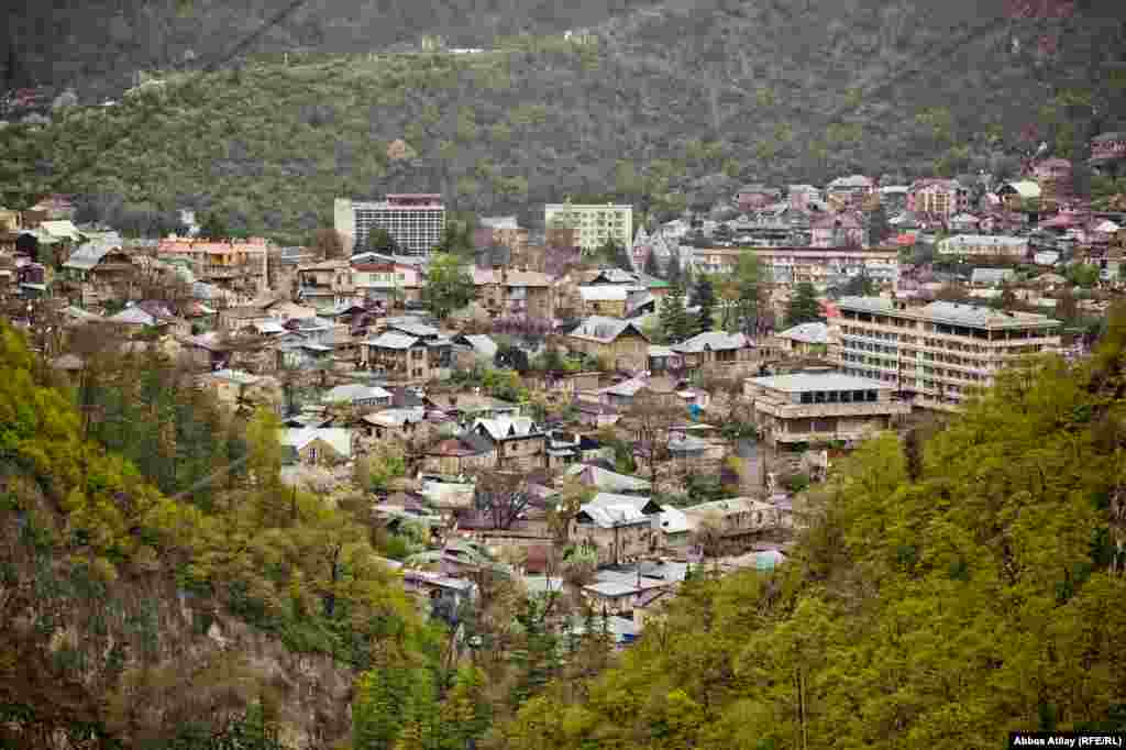 Borjomi, a town of 15,000 inhabitants, attracts thousands of tourists who come to enjoy its resorts and mineral baths.