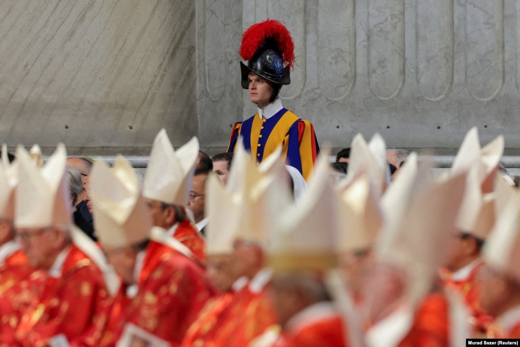 Një rojë zvicerane duke vëzhguar gjatë zhvillimit të Meshës së Shenjtë, për zgjedhjen e papës së ri, në Bazilikën e Shën Pjetrit, në Vatikan, më 7 maj.