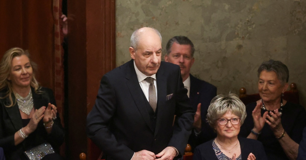 უნგრეთის პრეზიდენტმა ხელი მოაწერა საკონსტიტუციო ცვლილებებს, რომელთა თანახმადაც უნდა გადადგეს