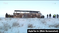 Остов сгоревшего автобуса на трассе в Актюбинской области. 18 января 2018 года.