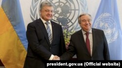 უკრაინის პრეზიდენტი პეტრო პოროშენკო (მარცხნივ) და გაეროს გენერალური მდივანი ანტონიო გუტერეში.