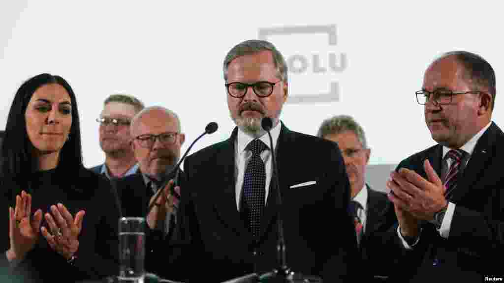 Az előző kormányfő, az Együtt (SPOLU) pártszövetséget vezető Petr Fiala gratulált a győztesnek