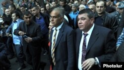 Armenia - Vladimir Gasparian (R), chief of the Armenian police, escorts opposition leader Raffi Hovannisian and his supporters during an opposition march in Yerevan, 9April2013.