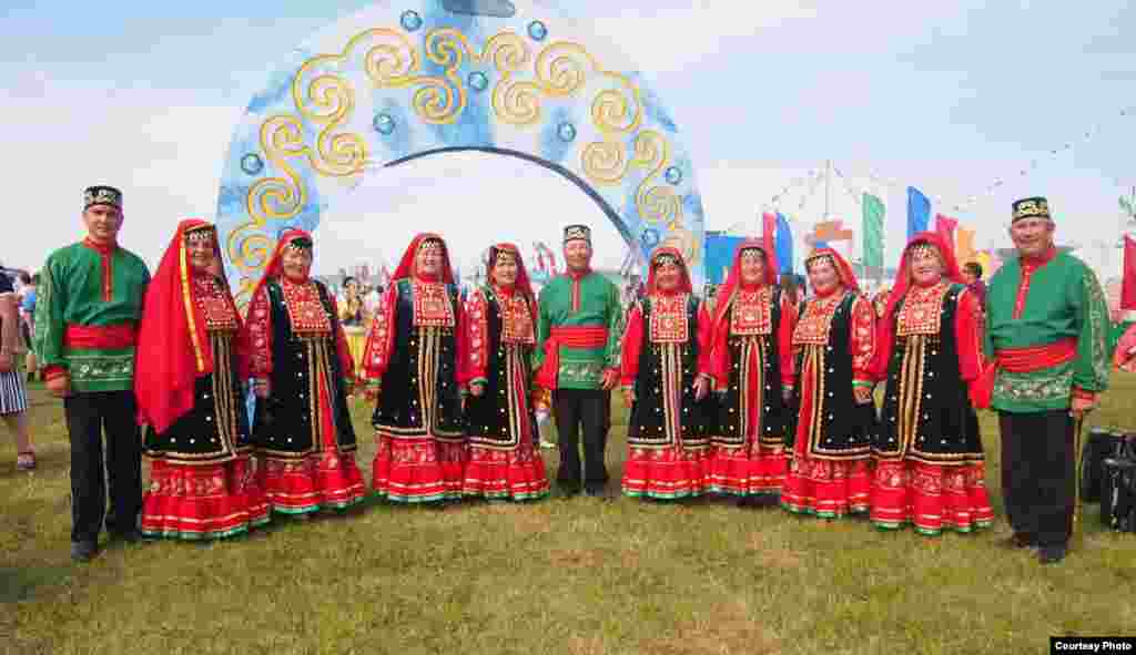 &quot;Бу рәсемдә ирләр киеме башкорт милли киеме стиленә бөтенләй туры килми, чөнки ул татарлаштырылган&quot;