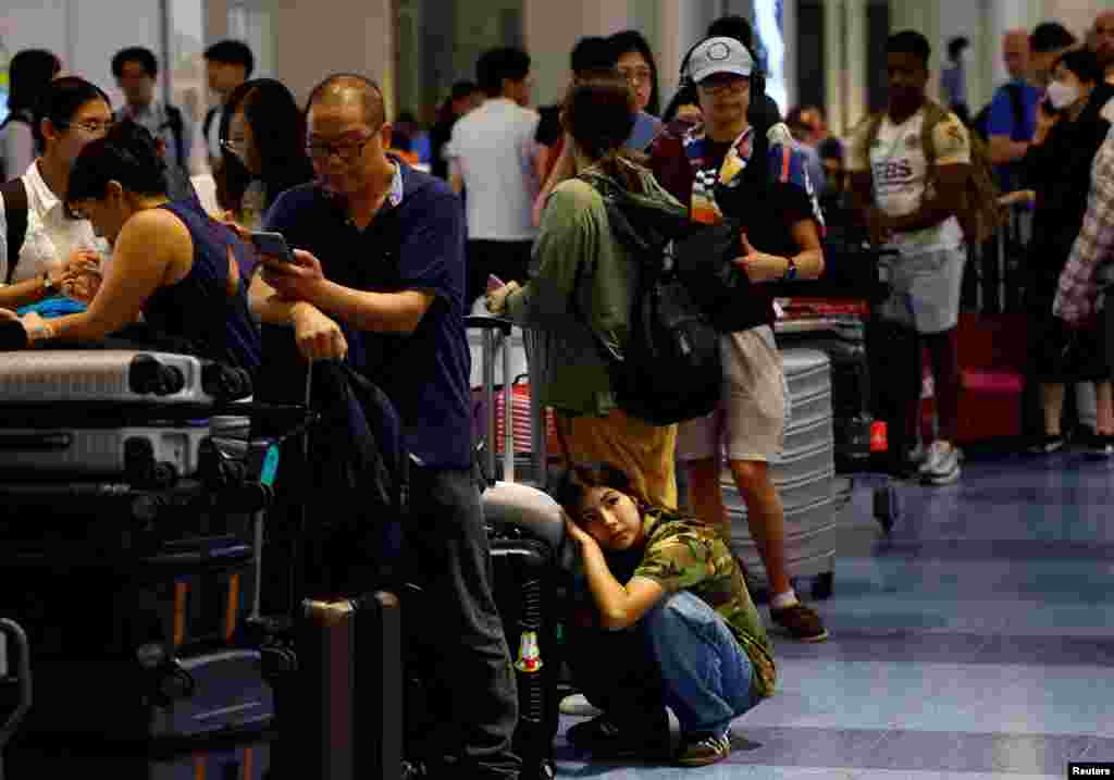 Aeroportul Haneda International, Tokio, Japonia &ndash; pasagerii stau la rând la ghiseele companiei Delta Airlines. 19 iulie 2024.