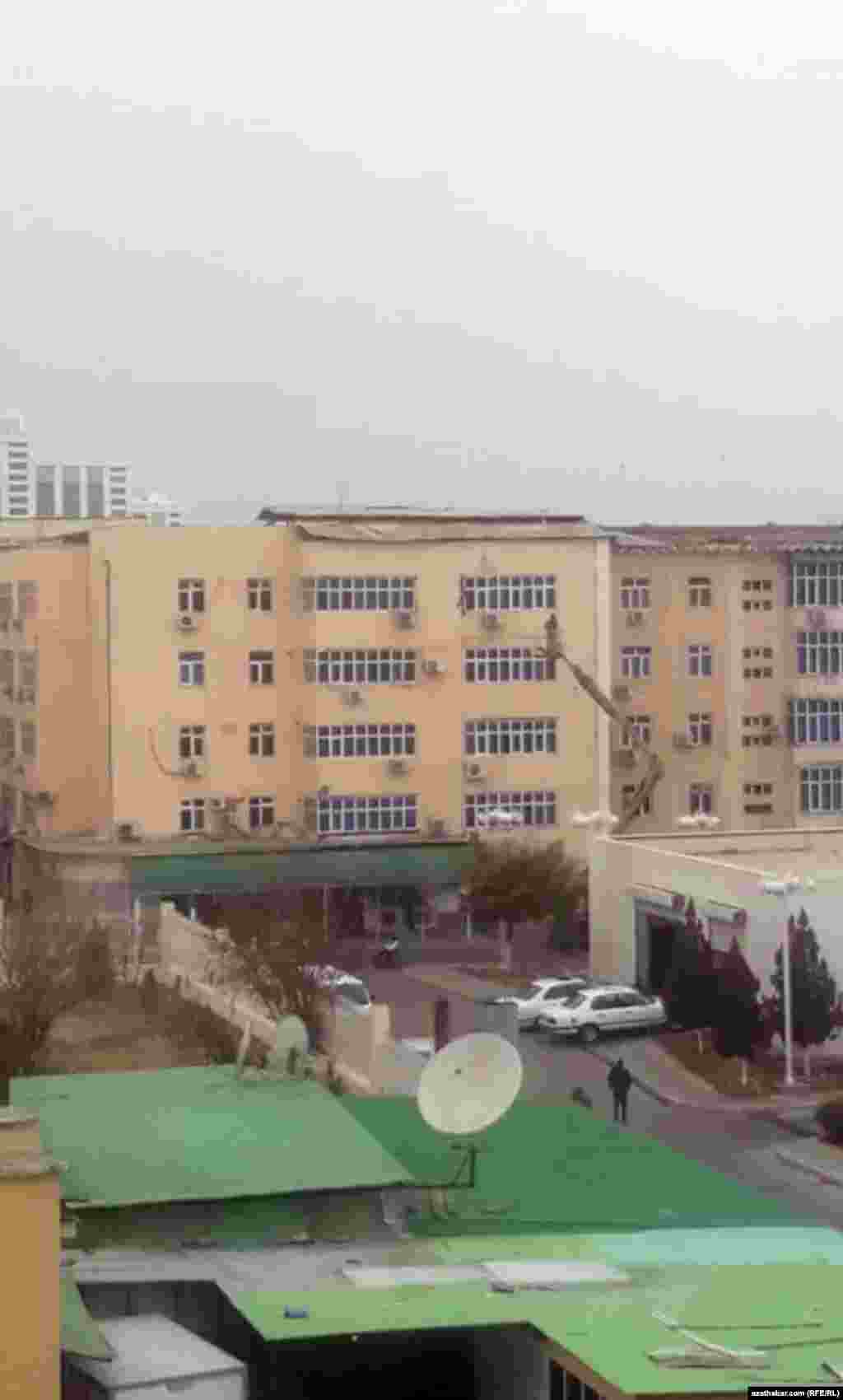 Aşgabat. Kňnelen, wagtytnda ideg edilmedik ýaşaýyş jaýlarynyň bejeriş işleri gutarmaýar. Noýabr, 2020.