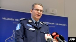 Камісар Нацыянальнай паліцыі Фінляндыі Ілка Коскімякі на прэс-канфэрэнцыі, прысьвечанай затрыманьню карабля