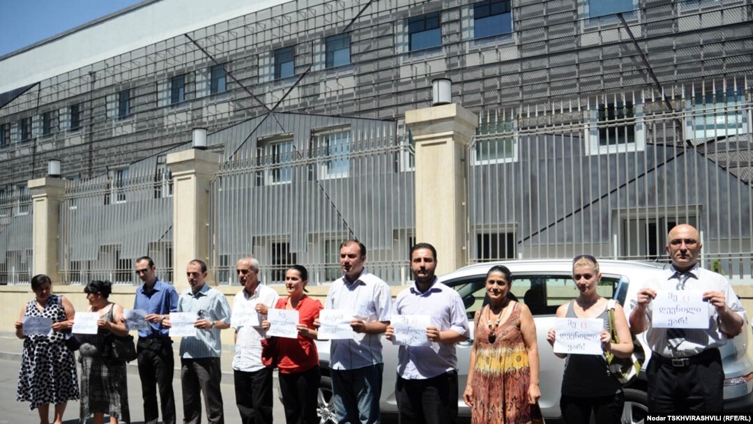 Сами беженцы протестуют и против условий проживания, и против программы переселения, которая, вопреки уверениям сотрудников министерства, что акция носит разовый характер, длится уже вторую неделю