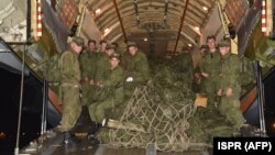 Пакистан: руски трупи излегуваат од воен авион по пристигнувањето во пакистанска воена база на непозната локација. 22.10.2018