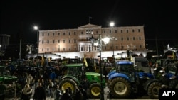 Bujqit grekë i vendosin traktorët e tyre para Parlamentit në Athinë, për ta kundërshtuar rritjen e çmimit të karburantit dhe kostos së prodhimit, 20 shkurt 2024.