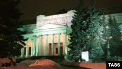 Однажды в Международный день музеев довелось услышать оживленный разговор двух старушек: «В Пушкинском музее мы побывали, теперь в Третьяковку поедем…»